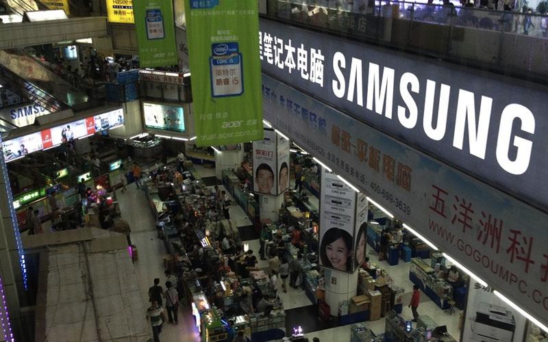 Chợ Thiên Hà là một khu chợ lớn trong đó có khu riêng về phụ kiện điện thoại Trung Quốc