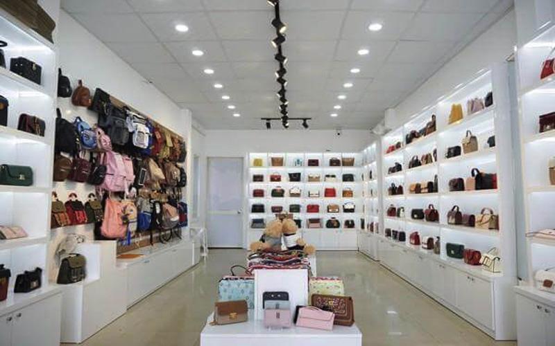 Chợ Ninh Hiêp mang đến nhiều mẫu túi xách với giá cả đa dạng