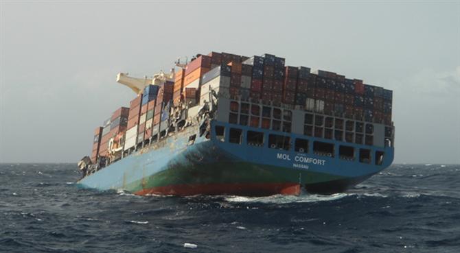 Luật Hàng Hải: Tàu vận chuyển gãy đôi trên biển